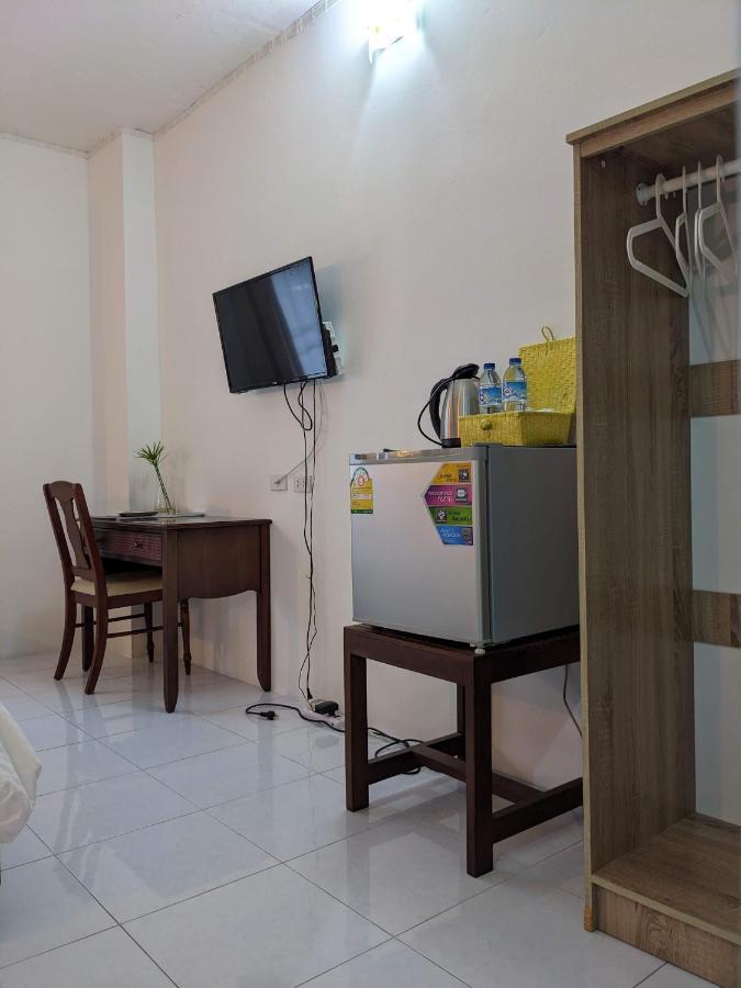 V At Panus Hotel Phanat Nikhom Bagian luar foto
