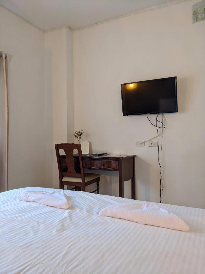V At Panus Hotel Phanat Nikhom Bagian luar foto